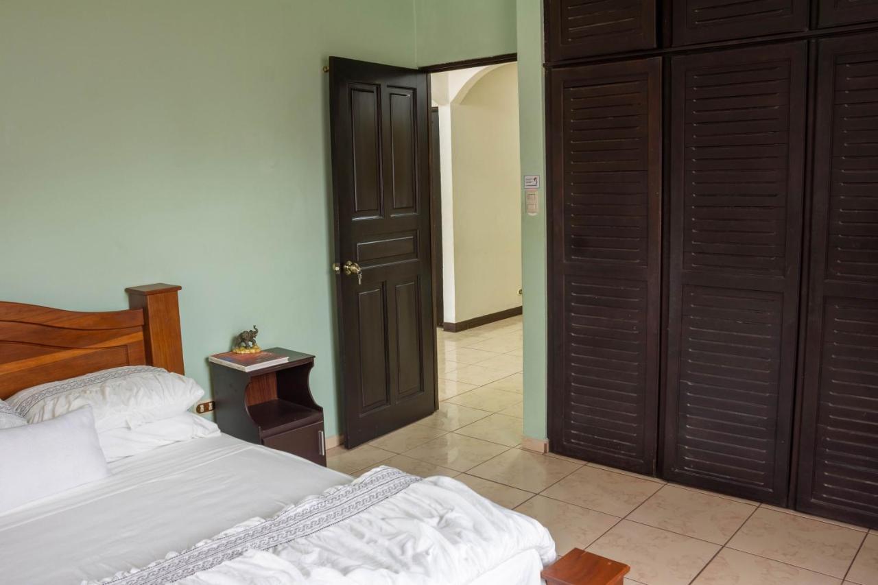 Tico House Bed & Breakfast Cariari  Экстерьер фото